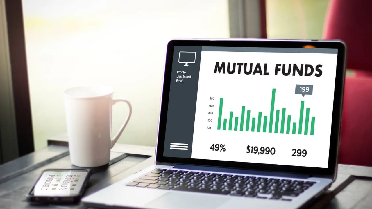 Infographic explaining mutual funds for beginners, covering SIP investment and portfolio diversification.